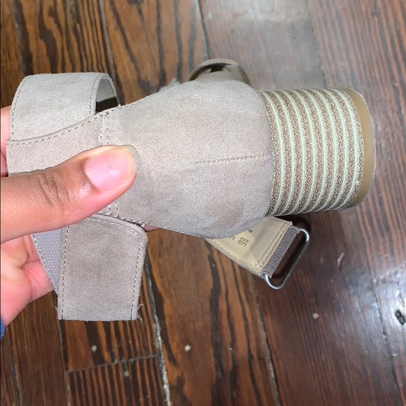 ‼️SOLD‼️Heels - 6M - Picture 6 of 7